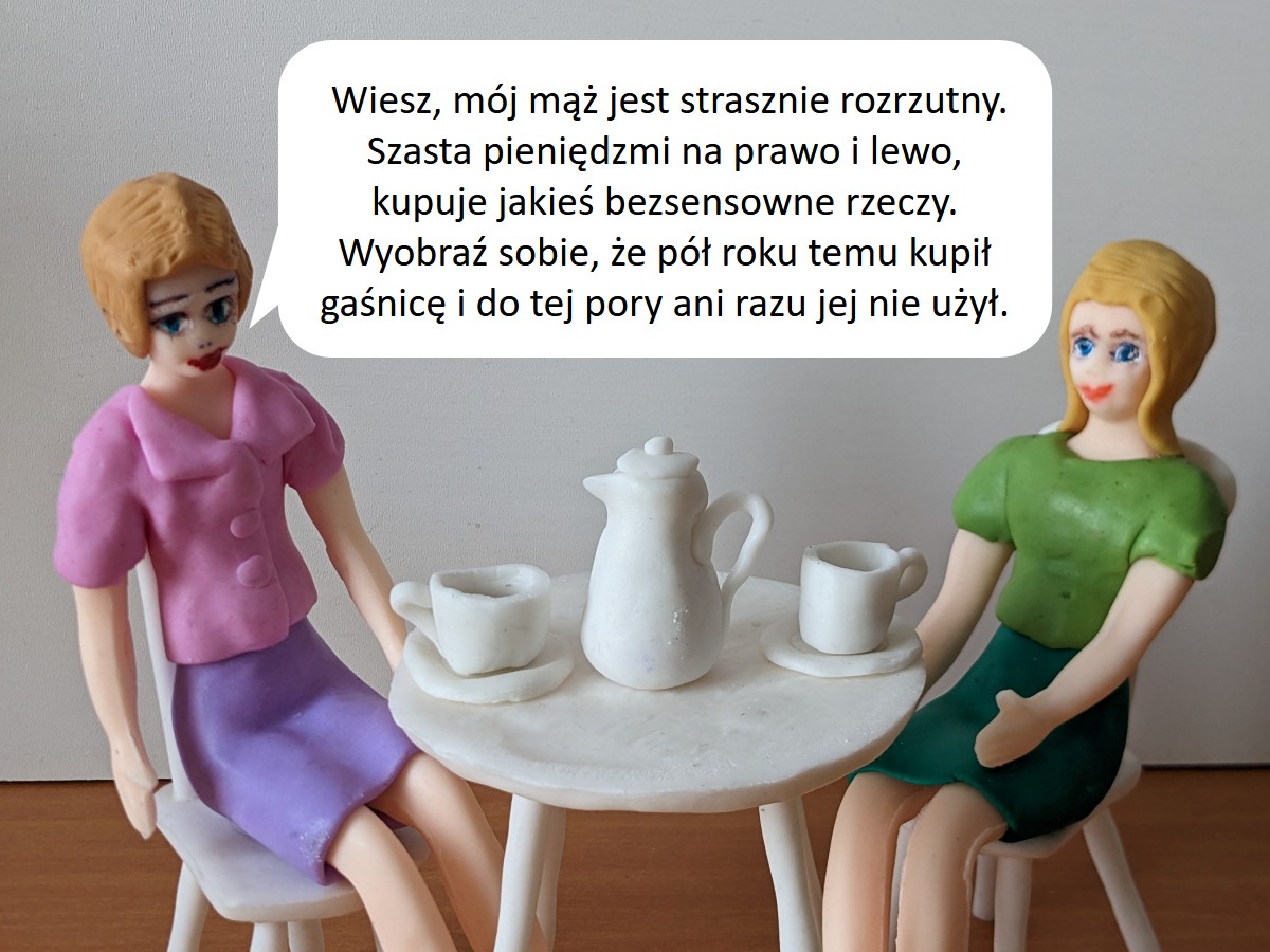 Dowcipy o blondynkach. Rozmowy blondynek. <p>
	 </p>
<div>
	Między blondynkami:</div>
<div>
	- Wiesz, mój mąż jest strasznie rozrzutny. Szasta pieniędzmi na prawo i lewo, kupuje jakieś bezsensowne rzeczy. </div>
<div>
	Wyobraź sobie, że pół roku temu kupił gaśnicę i do tej pory ani razu jej nie użył.</div>
<div>
	 </div>